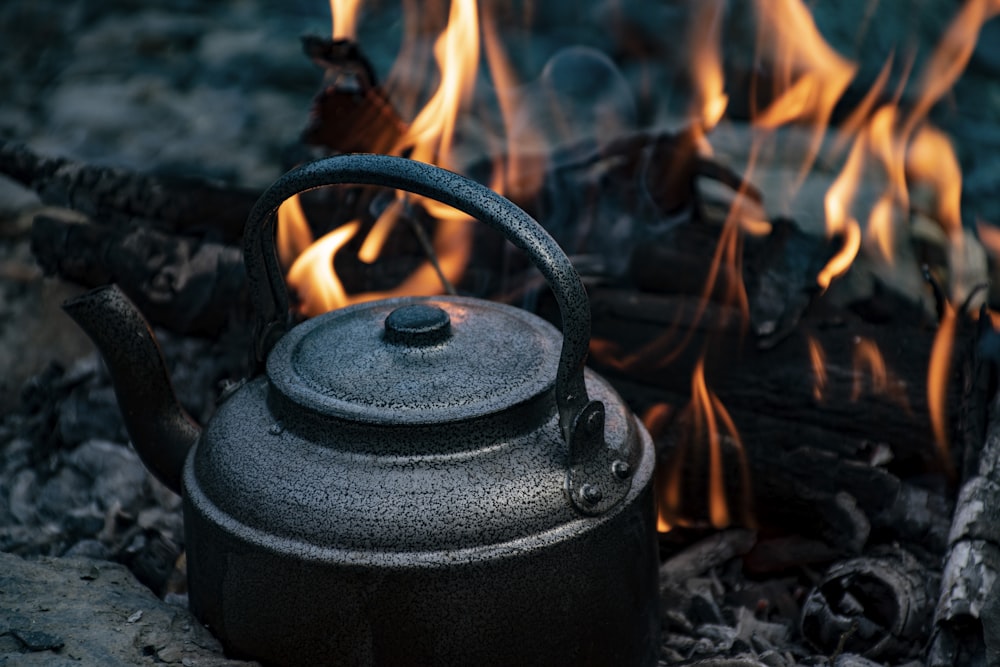 black kettle on fire during daytime