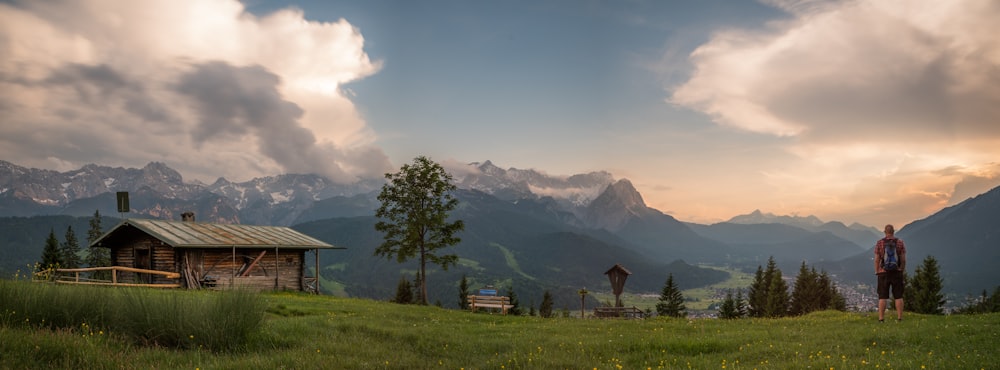 grüne Bäume und Berge unter weißen Wolken und blauem Himmel tagsüber