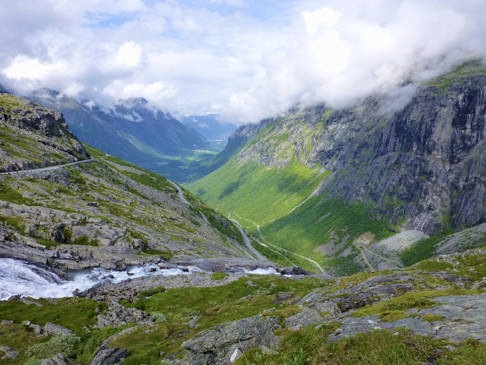 Grüne Berge tagsüber unter weißen Wolken