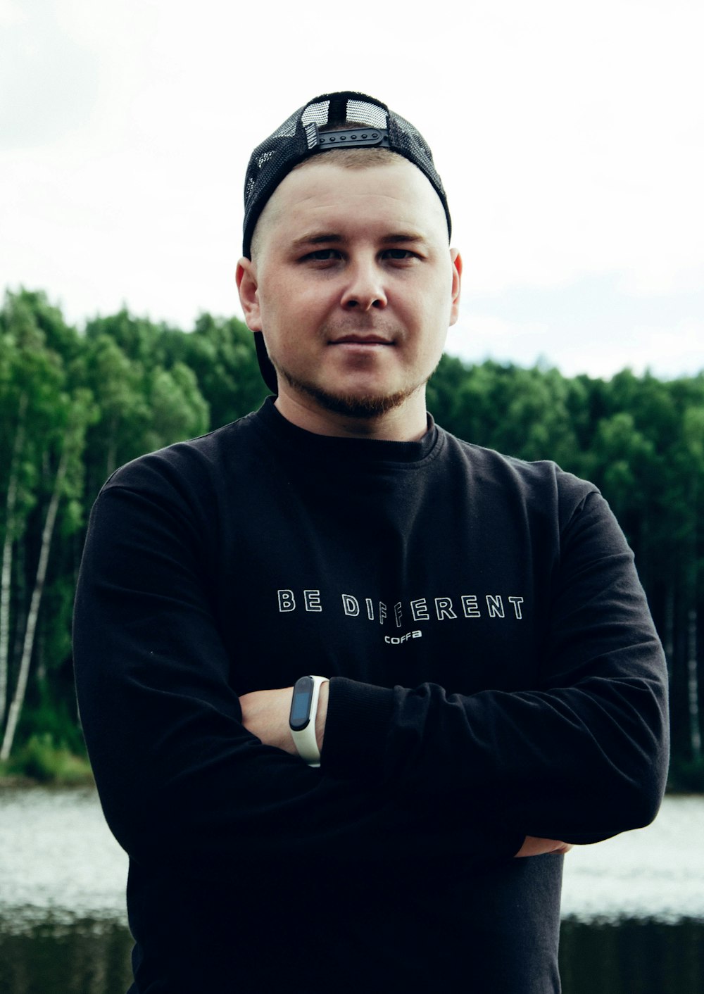 man in black crew neck long sleeve shirt wearing black cap