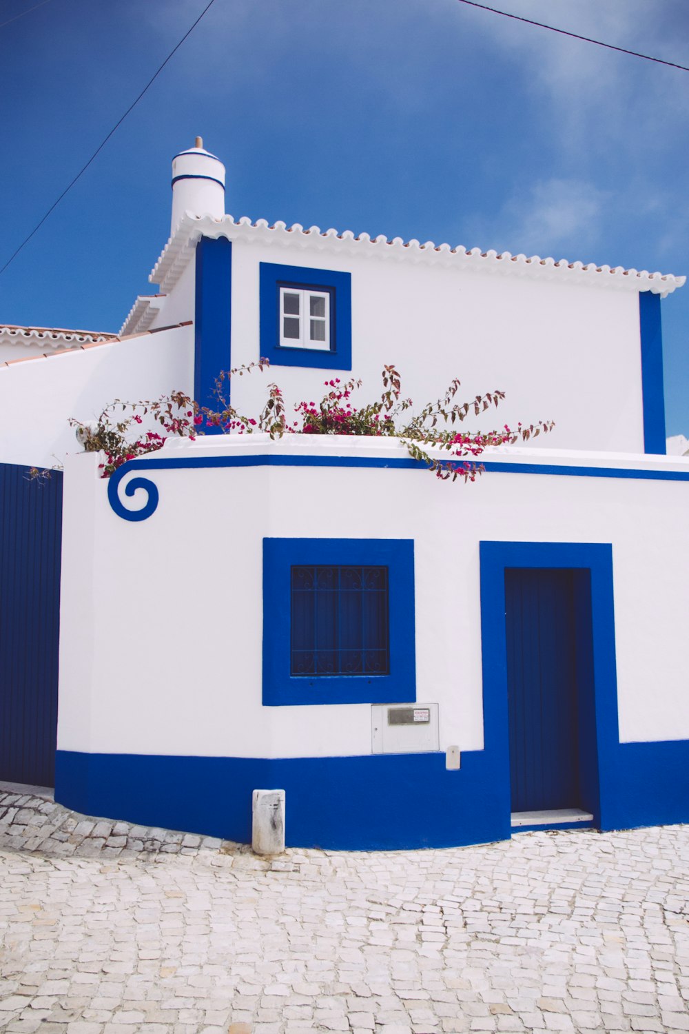 Edificio de hormigón azul y blanco