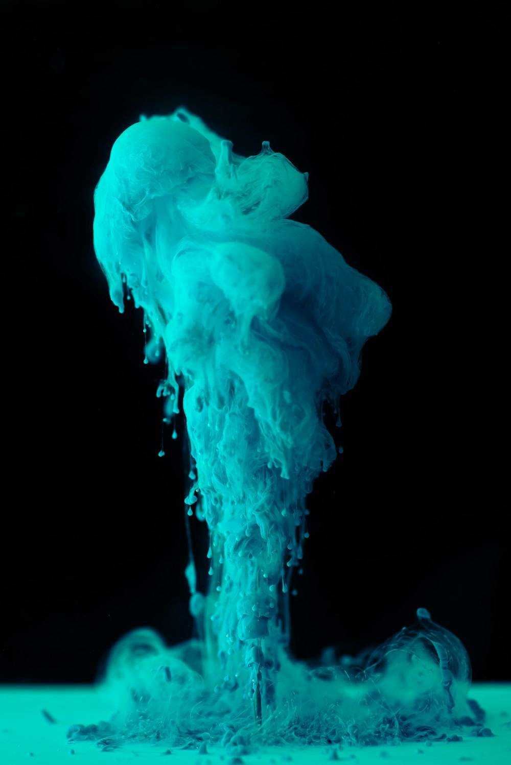 Foto de humo azul sobre fondo negro – Imagen gratuita Azul en Unsplash