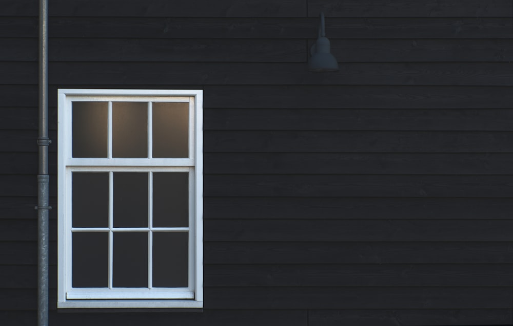 ventana de vidrio con marco de madera blanca