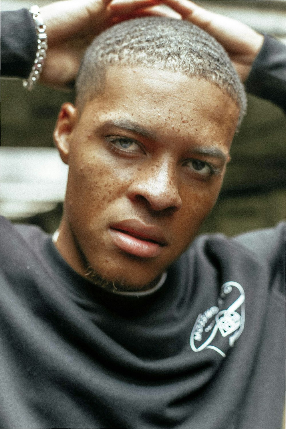 man in black crew neck shirt photo – Free Portrait Image on Unsplash
