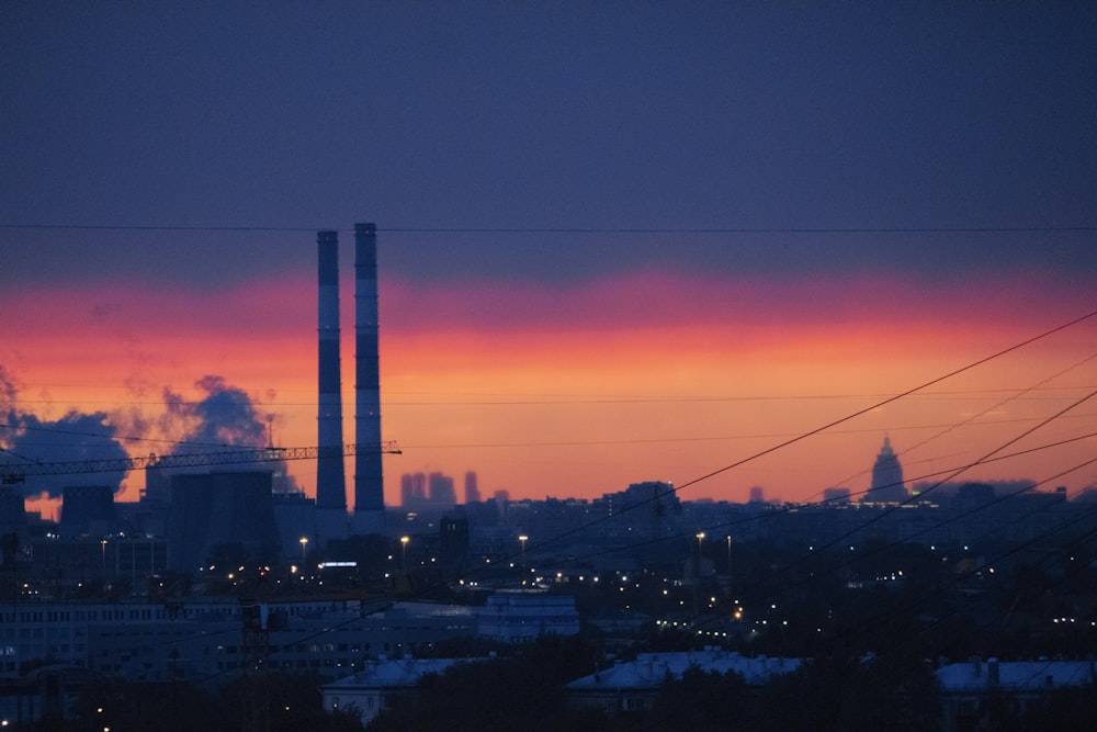 Silueta de los edificios de la ciudad durante la puesta del sol