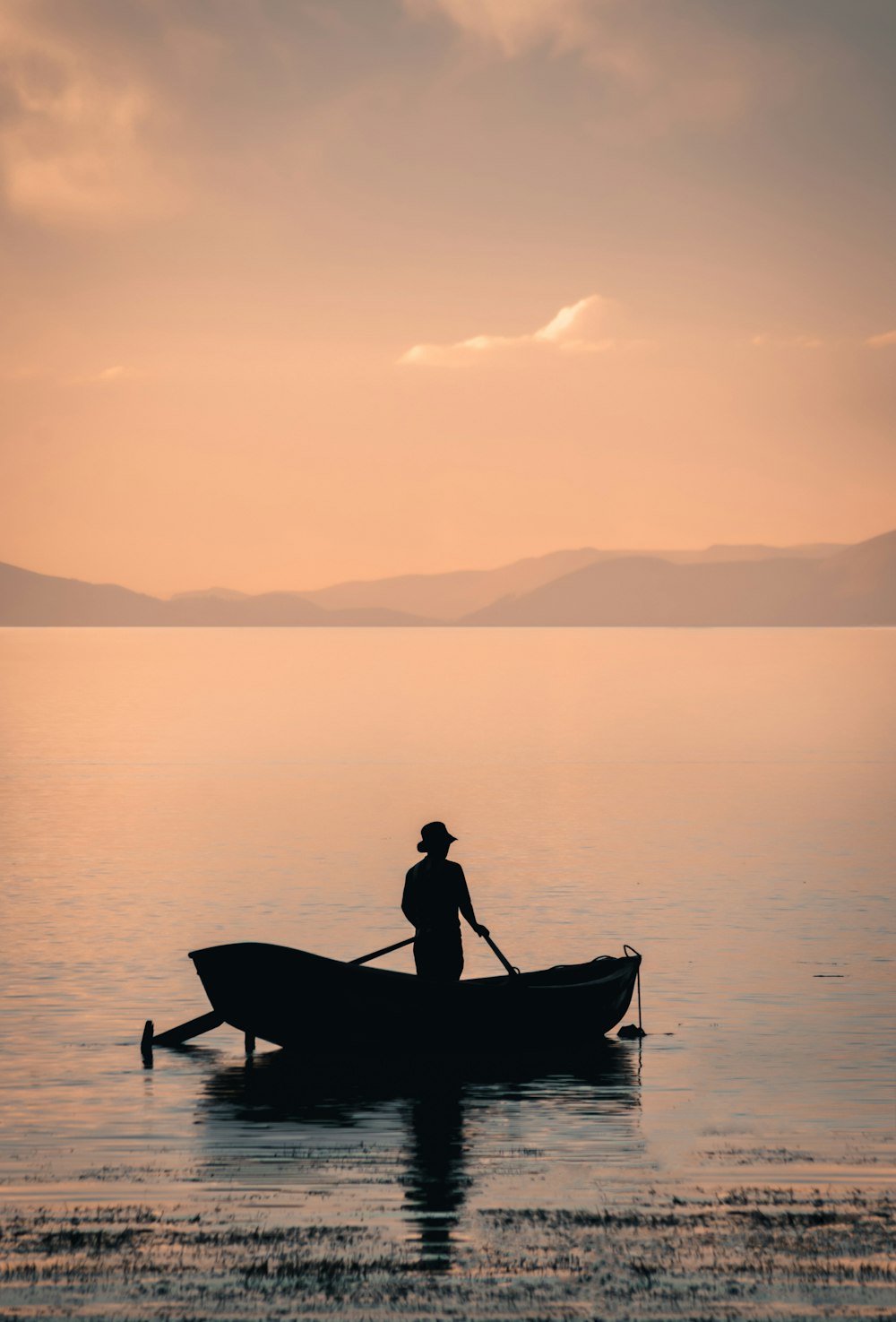 Mann im Boot tagsüber auf dem See