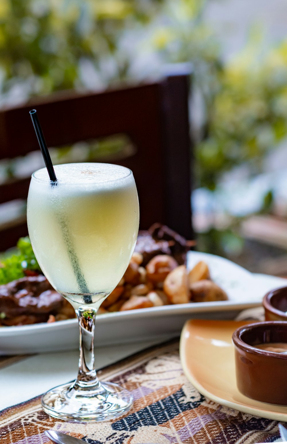 verre à vin transparent avec liquide jaune