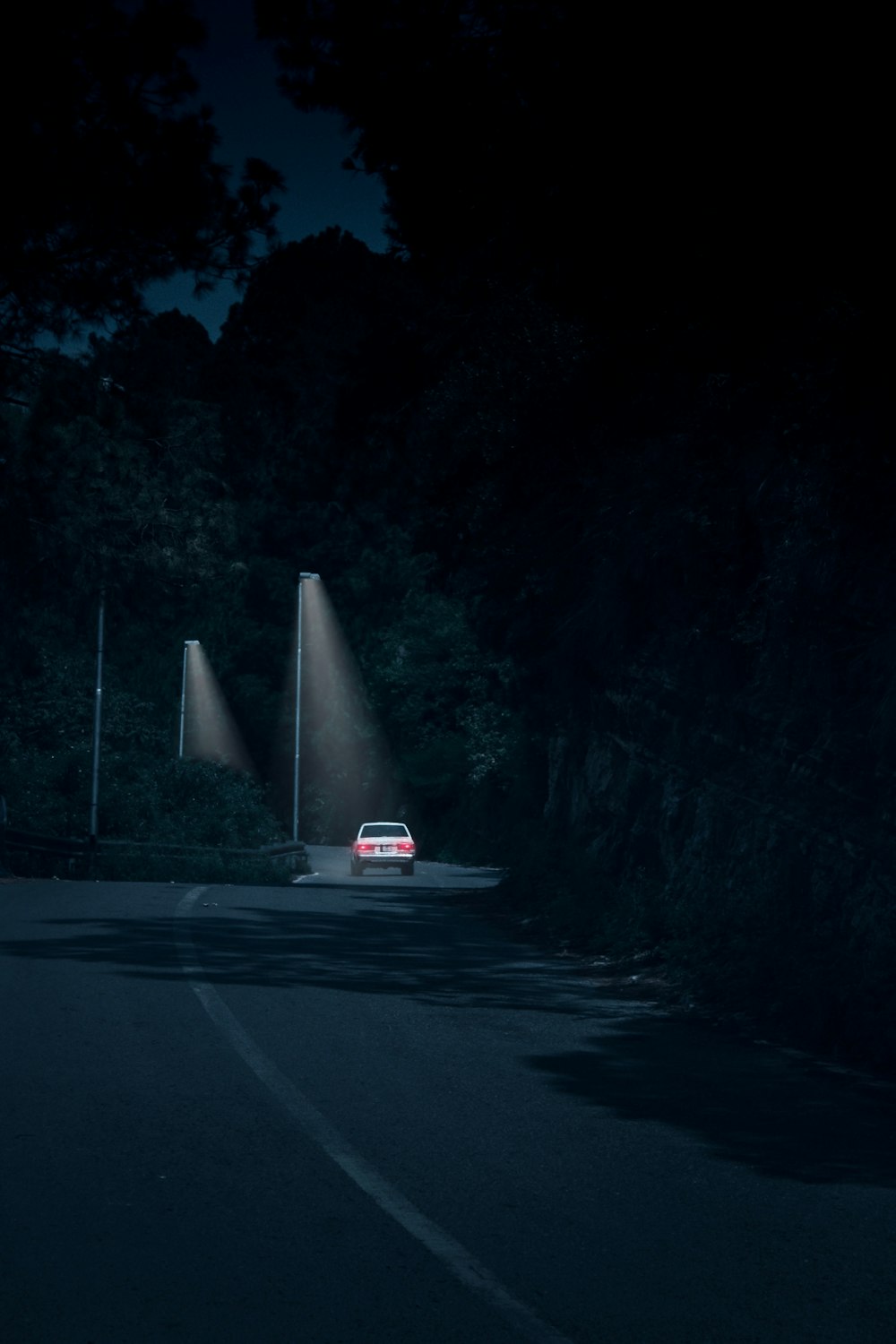 昼間の道路上の白い車