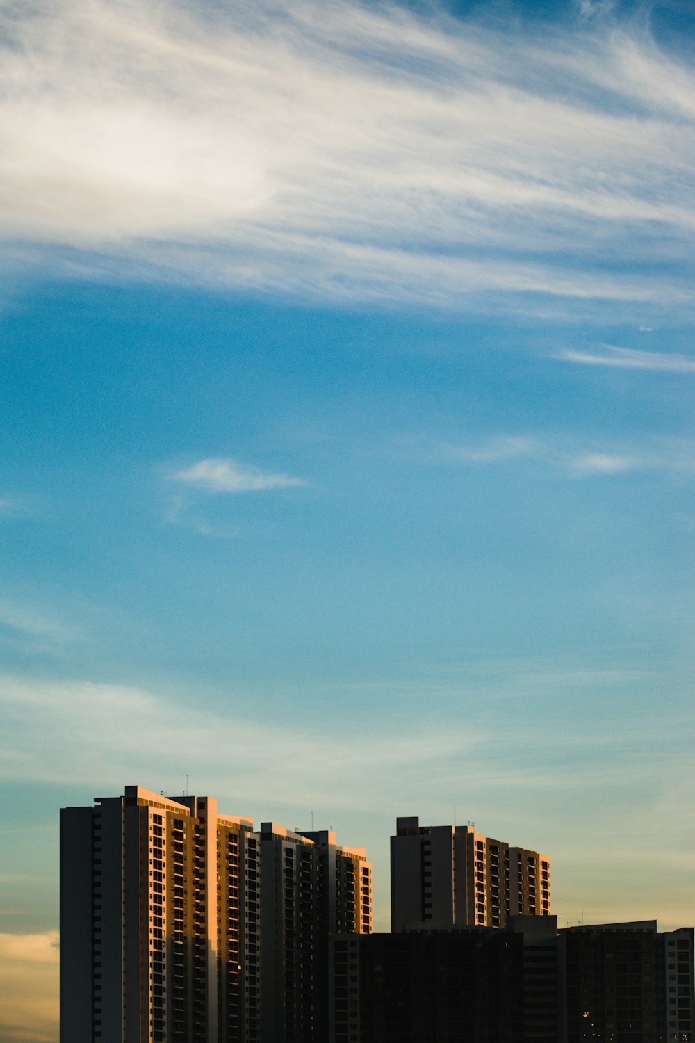 Immeubles de grande hauteur sous ciel bleu pendant la journée