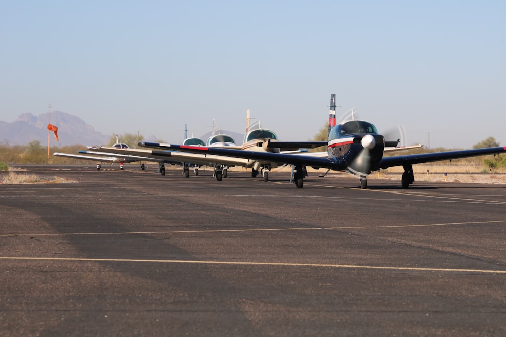 Aereo a reazione bianco e blu sulla strada asfaltata grigia durante il giorno