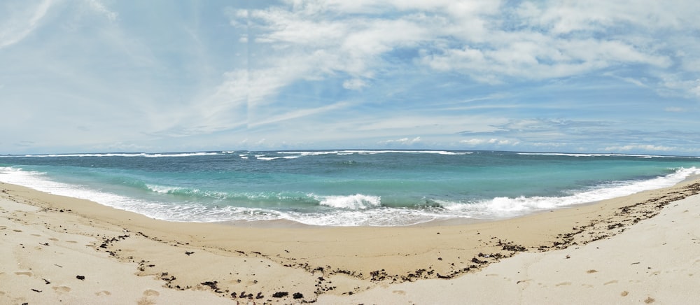 sea waves crashing on shore during daytime