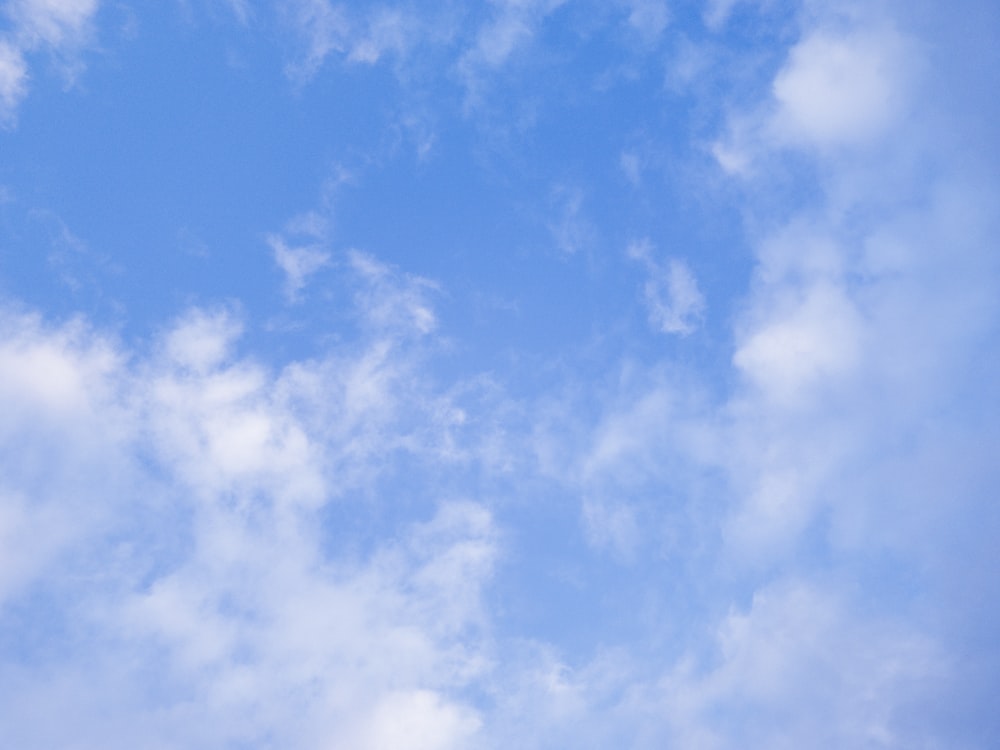 cielo azul con nubes blancas