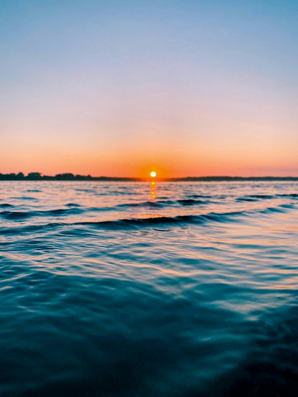 Cuerpo de agua durante la puesta del sol