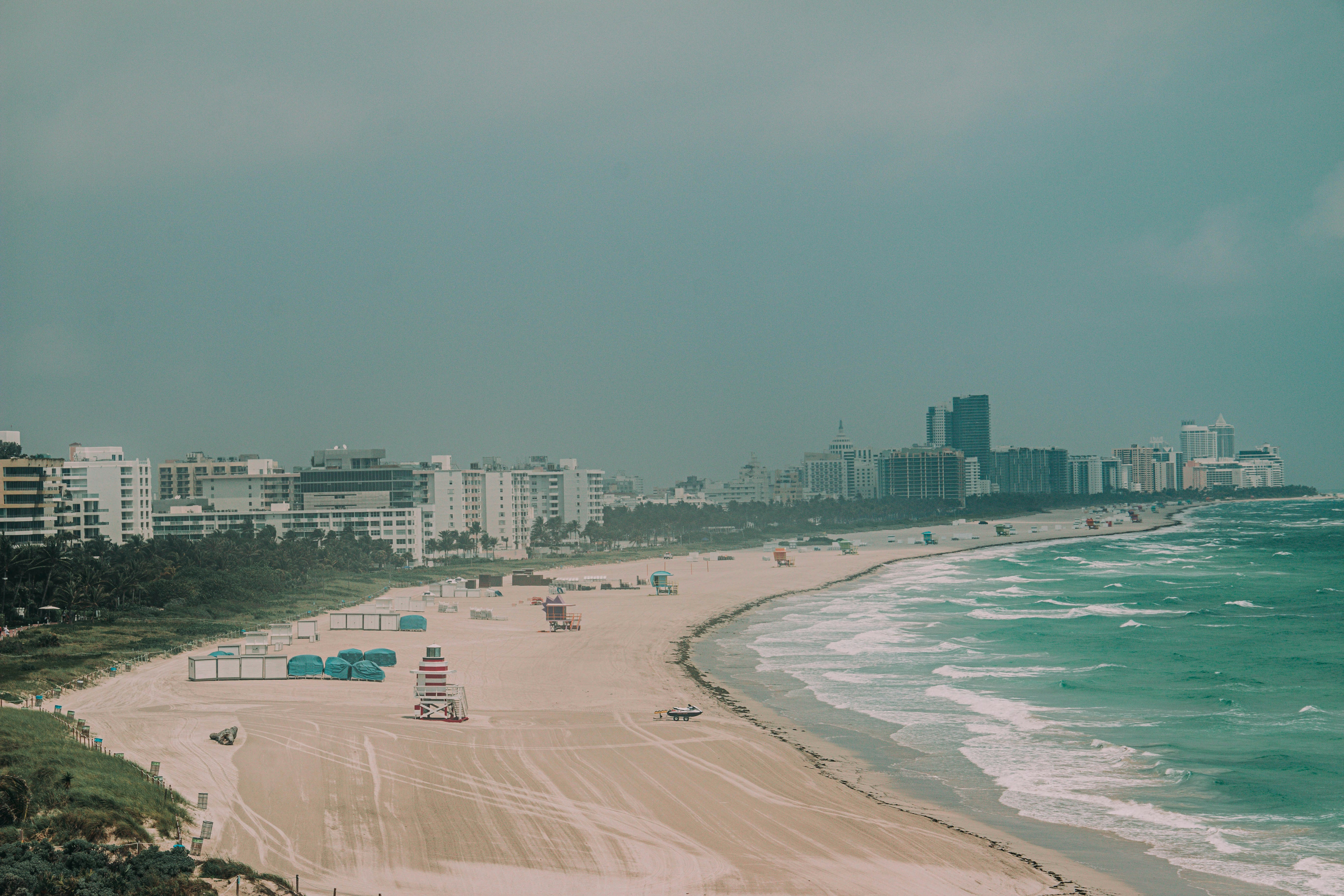Gente en la playa durante el día