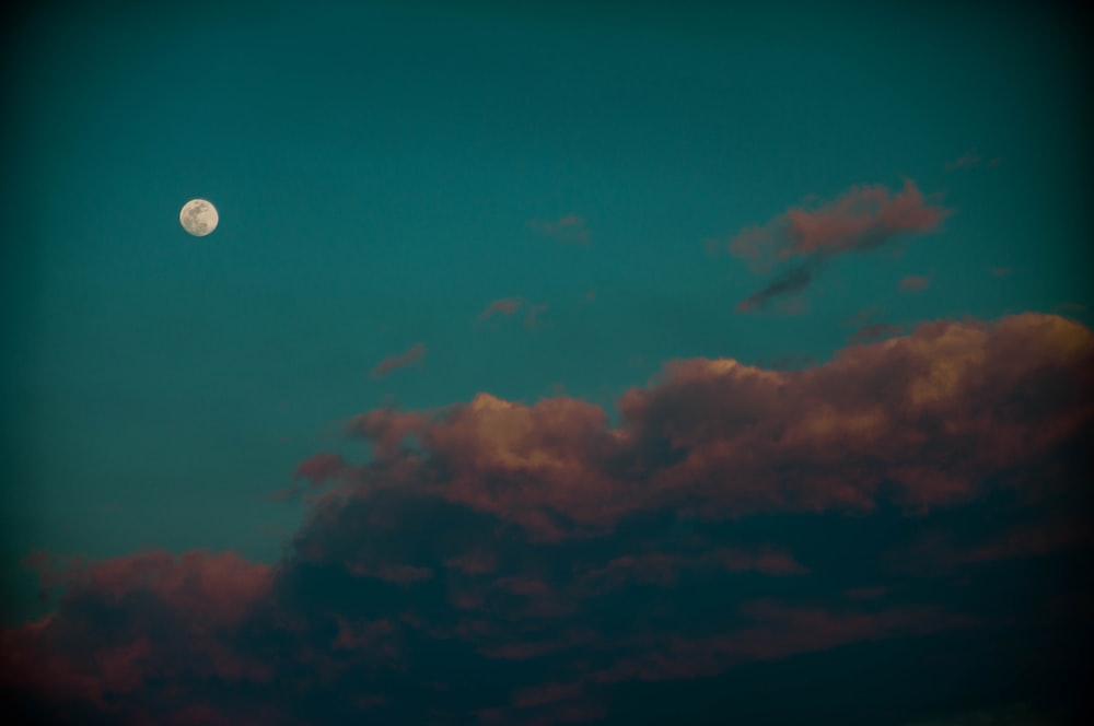 pleine lune dans le ciel bleu