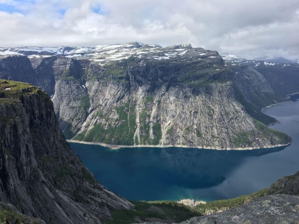 lago no meio das montanhas