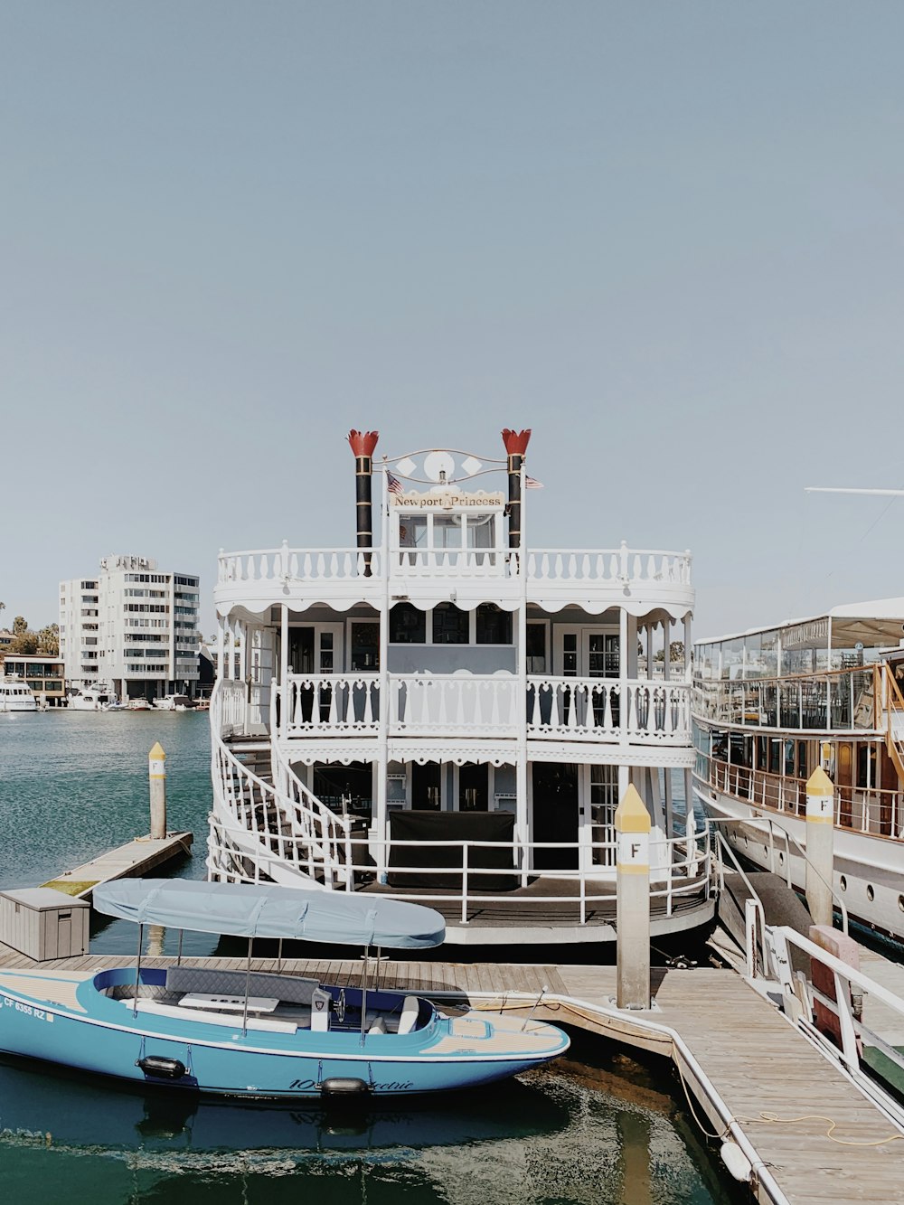 Bateau blanc et bleu sur la mer pendant la journée