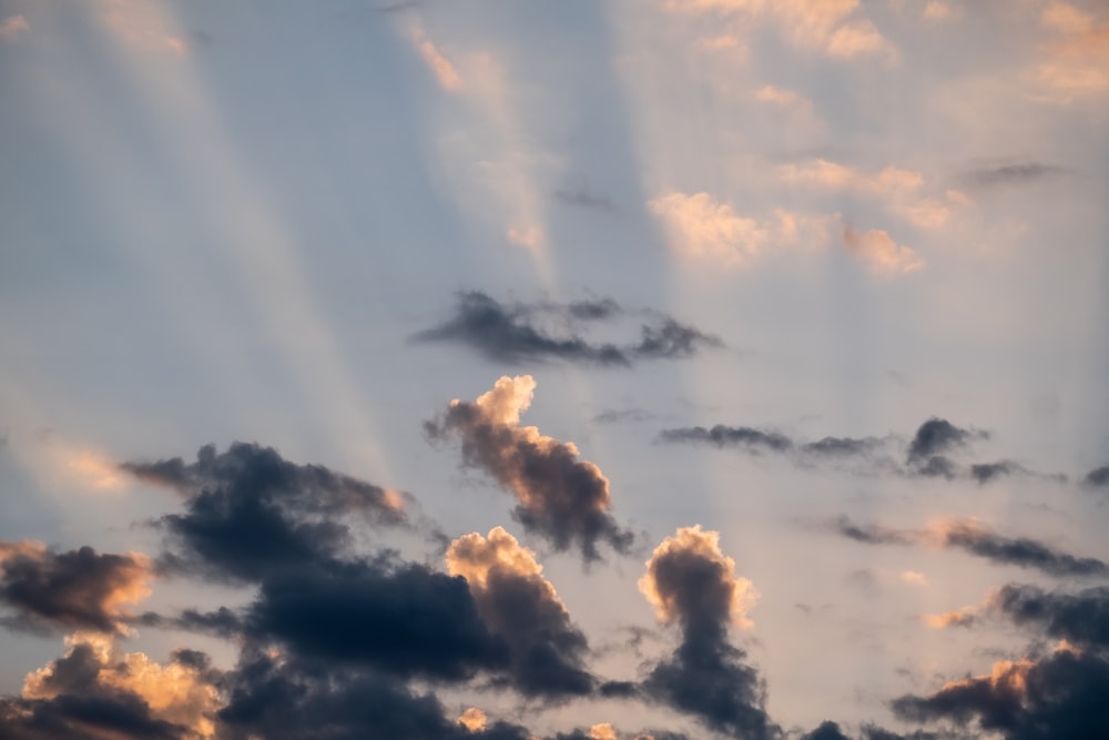 nuages blancs et ciel bleu pendant la journée