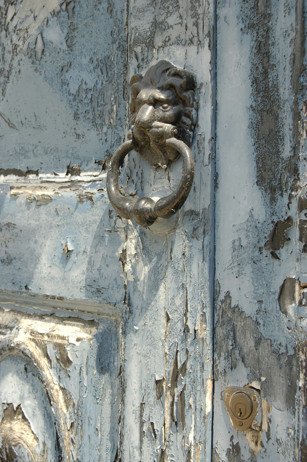 Manija de puerta de metal marrón en puerta de madera azul