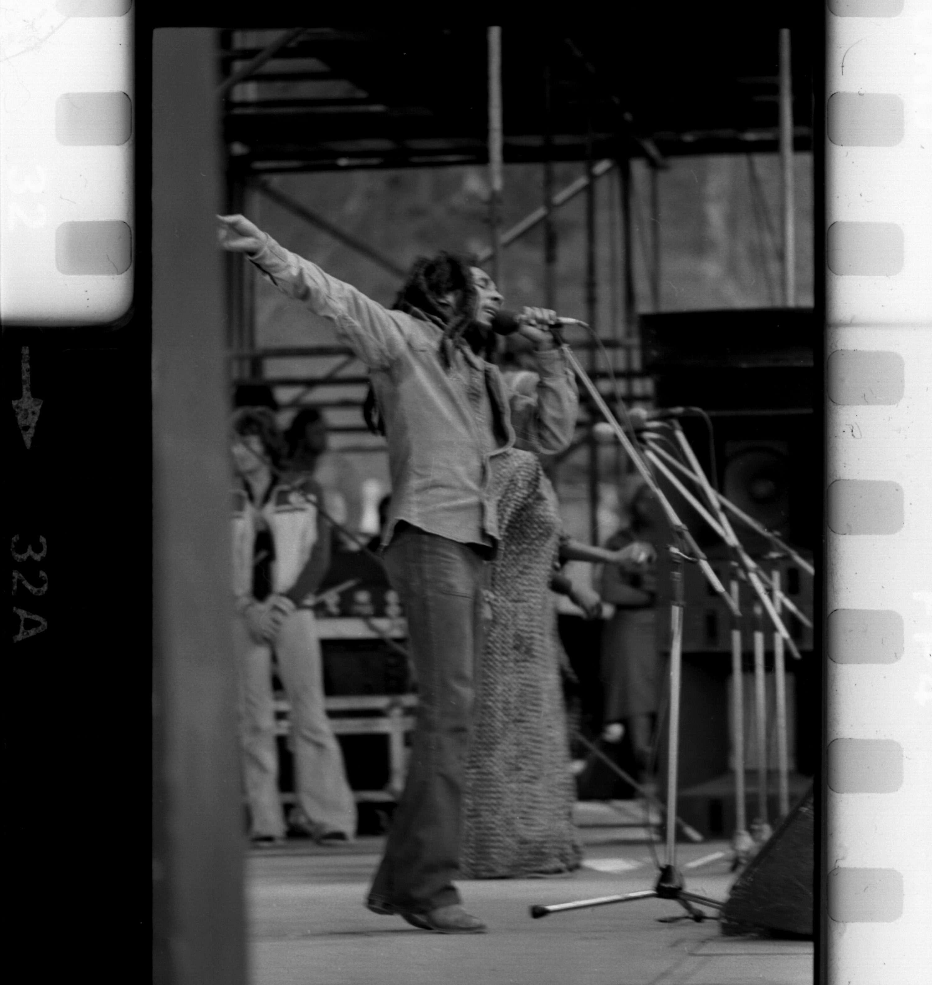 Photo en niveaux de gris d’une femme en robe