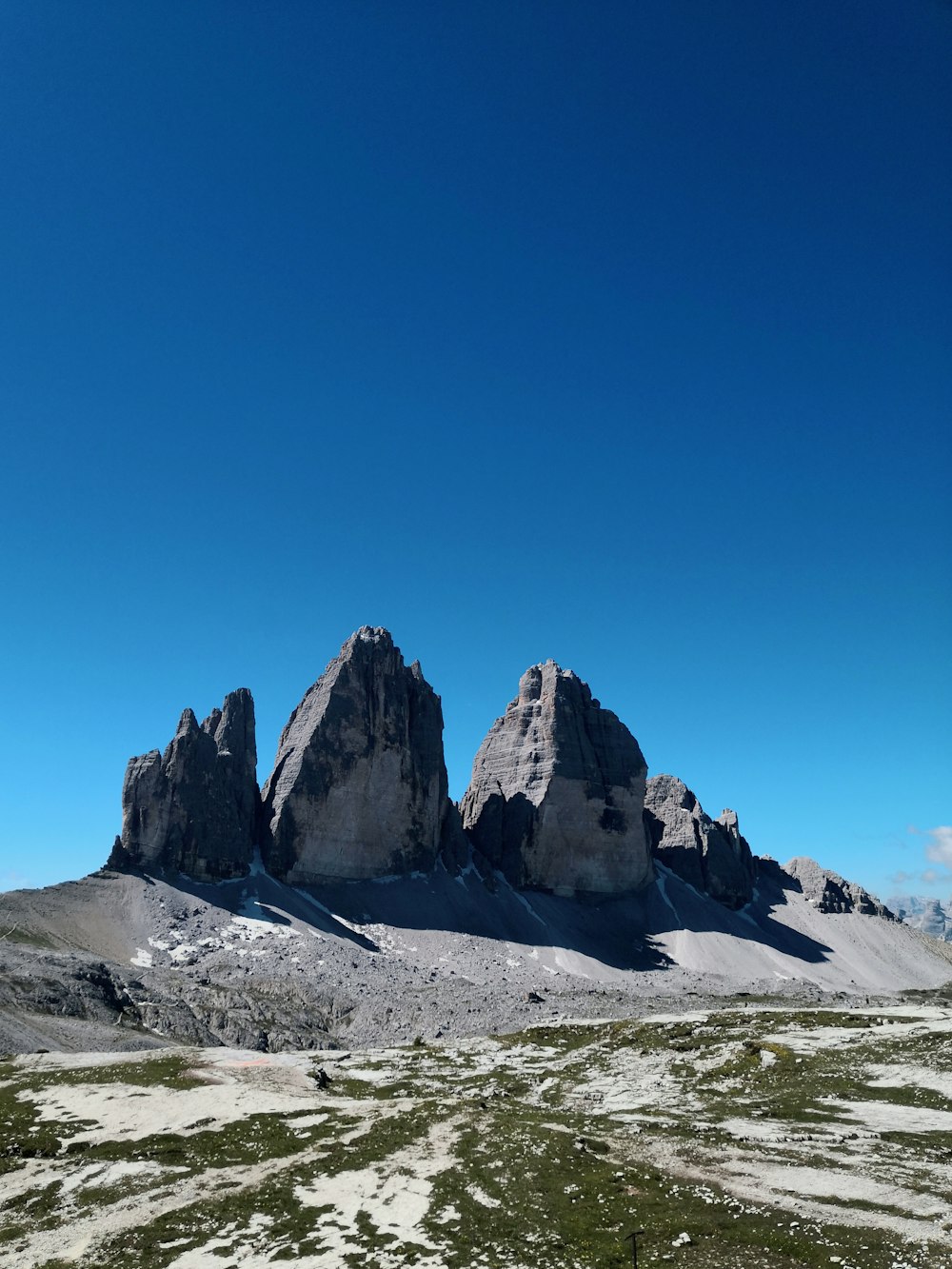 montagne enneigée sous ciel bleu pendant la journée