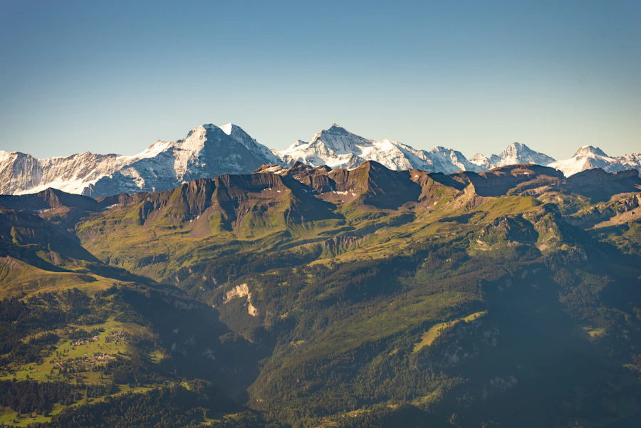 Blick auf schneebedeckte Alpen von der Hütte