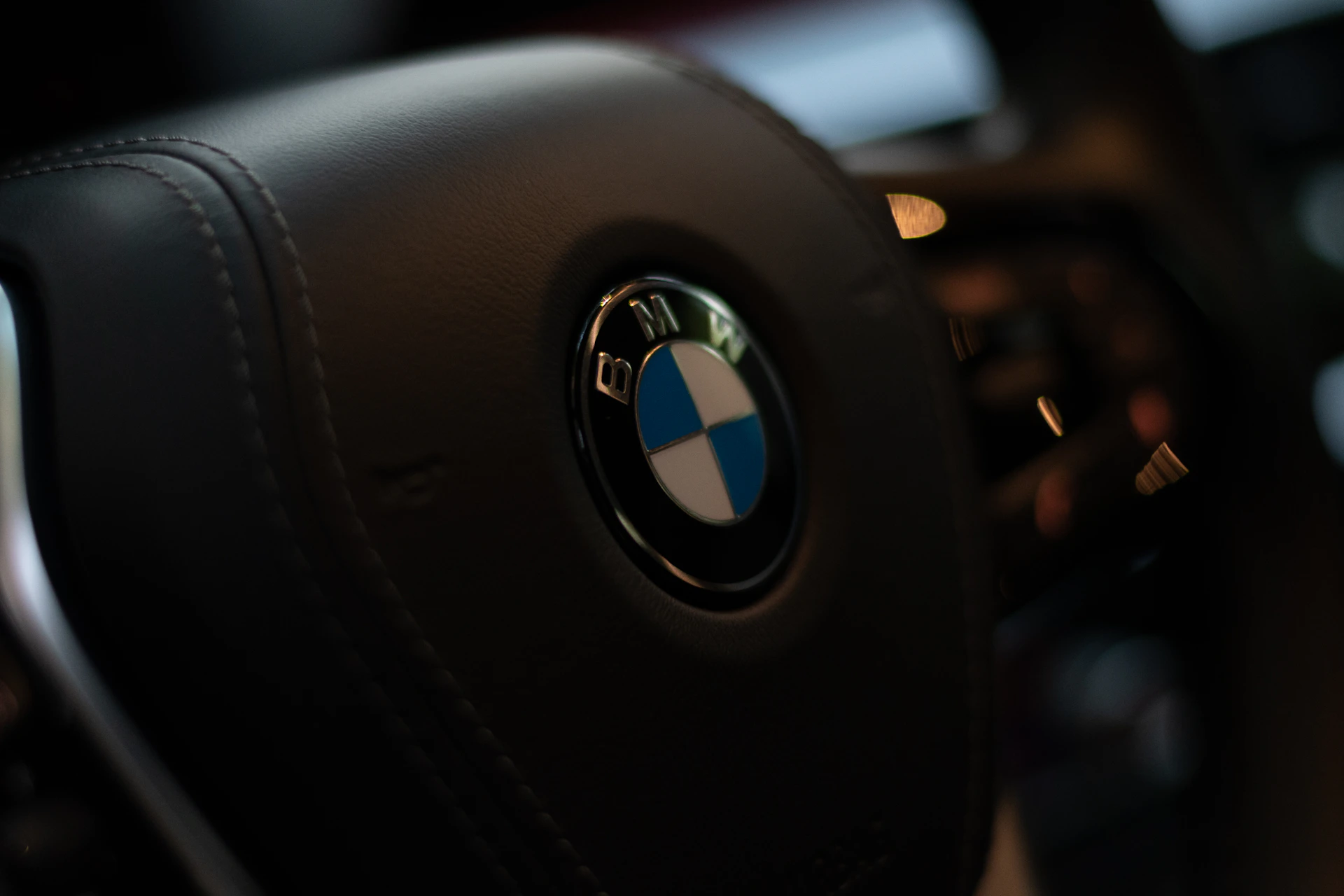 gray computer monitor