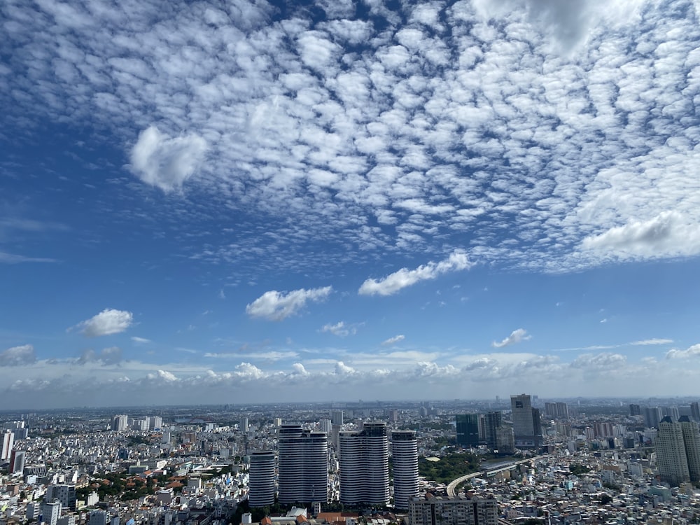 Horizonte de la ciudad bajo cielo nublado azul y blanco durante el día