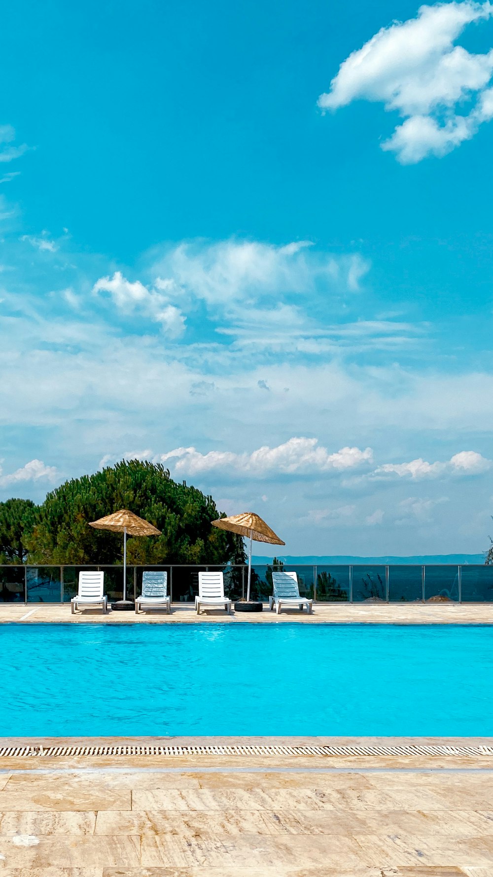 Casa di legno bianca e marrone sulla spiaggia sotto il cielo blu durante il giorno