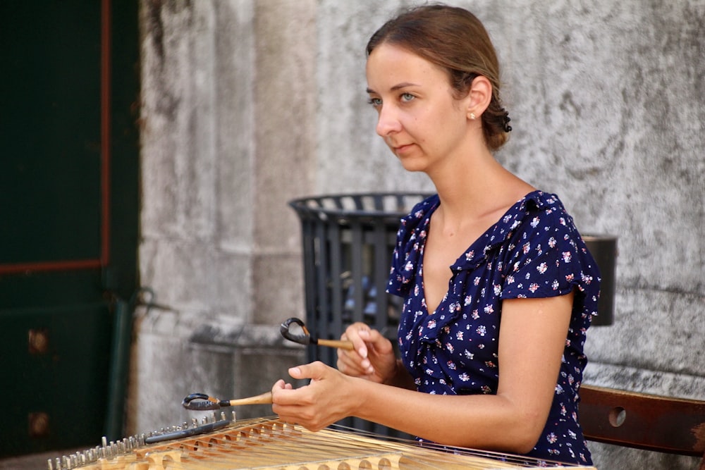Mujer con camisa de lunares azul y blanco jugando al ajedrez