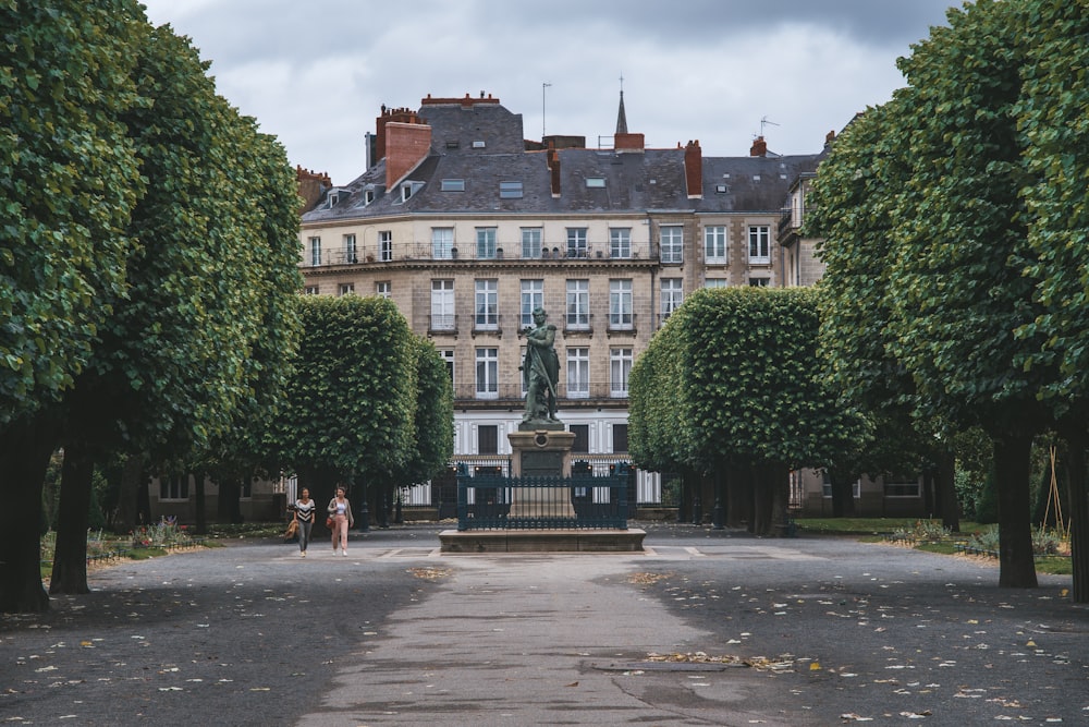 Des arbres verts devant un bâtiment en béton brun