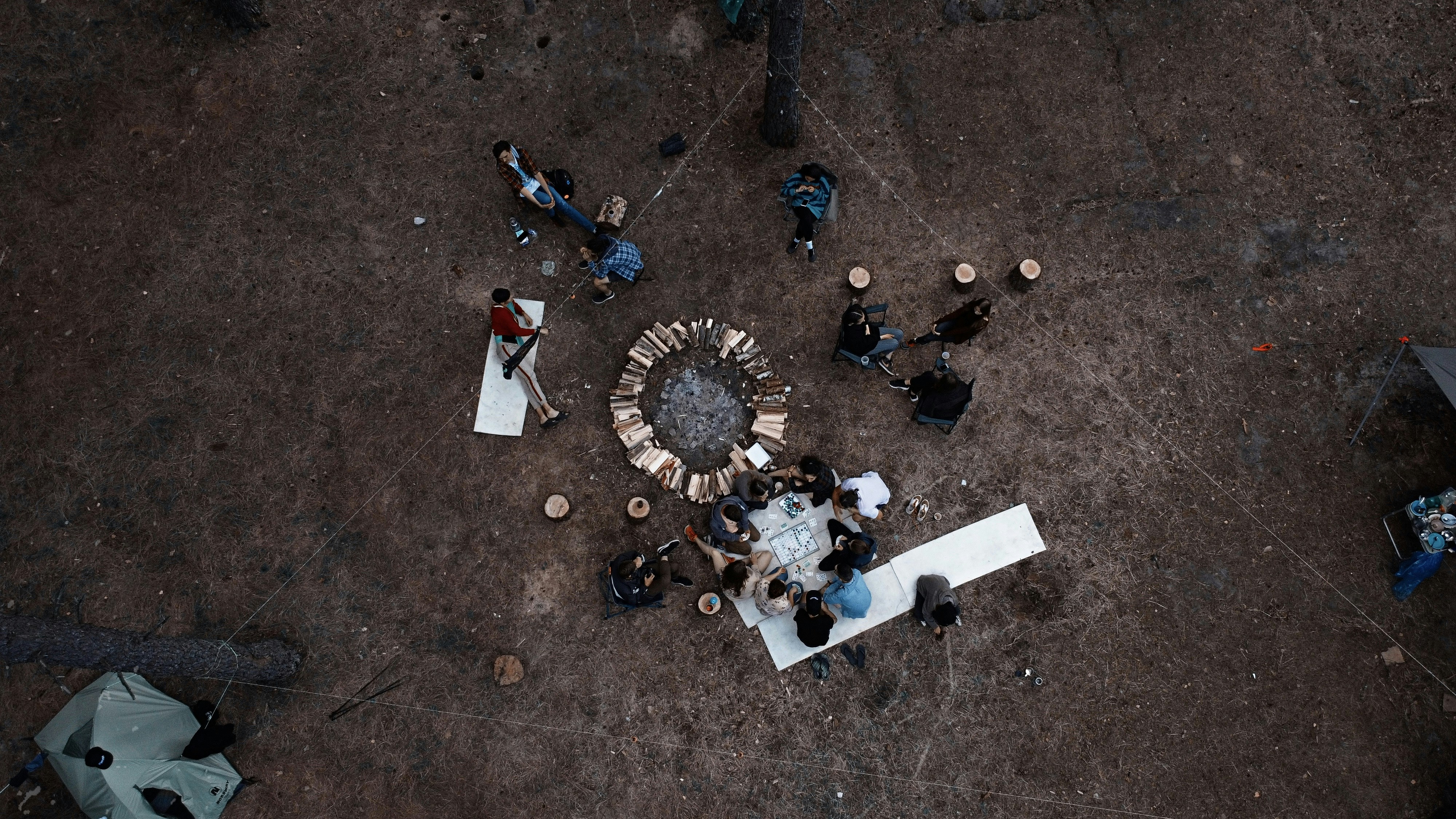 weißer und schwarzer Kasten auf braunem Boden