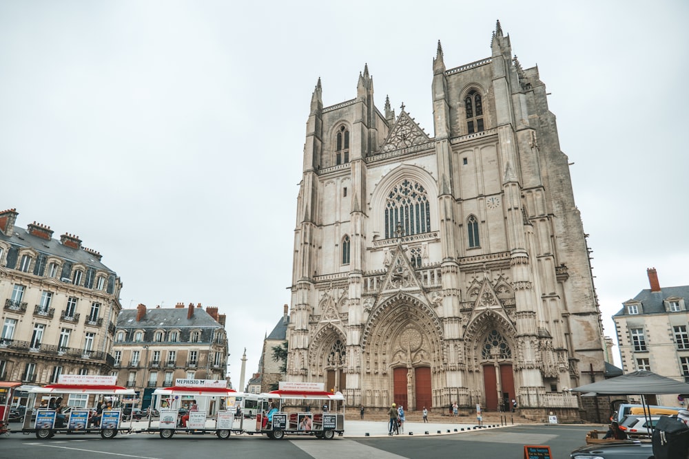 voitures garées devant un bâtiment en béton brun pendant la journée