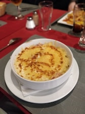 A comforting bowl of creamy mac and cheese topped with golden breadcrumbs.