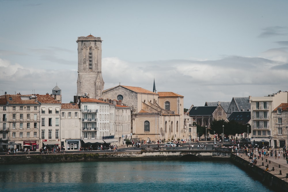 Edificio in cemento bianco e marrone accanto allo specchio d'acqua durante il giorno