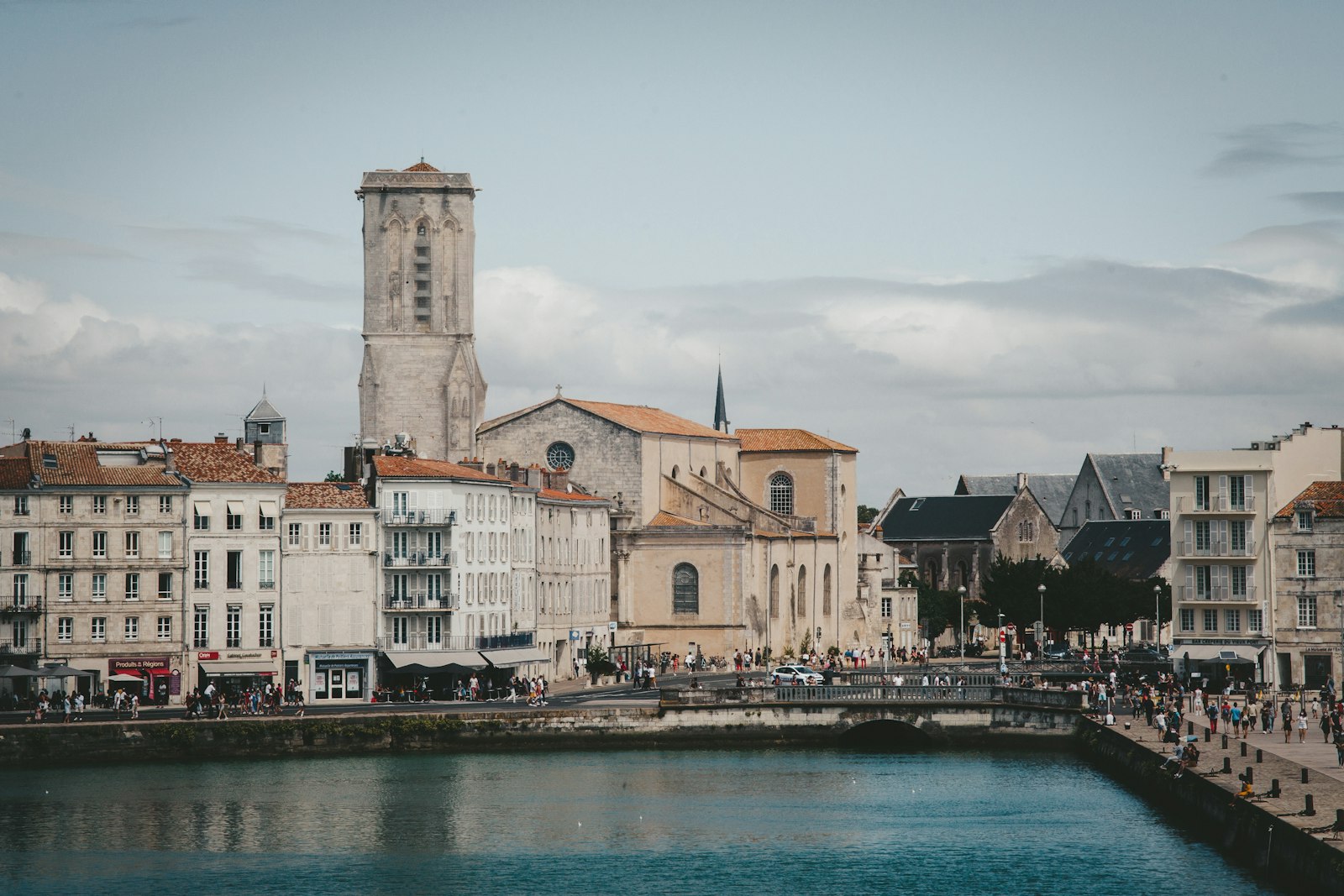 Façade historique de La Rochelle au bord de l'eau