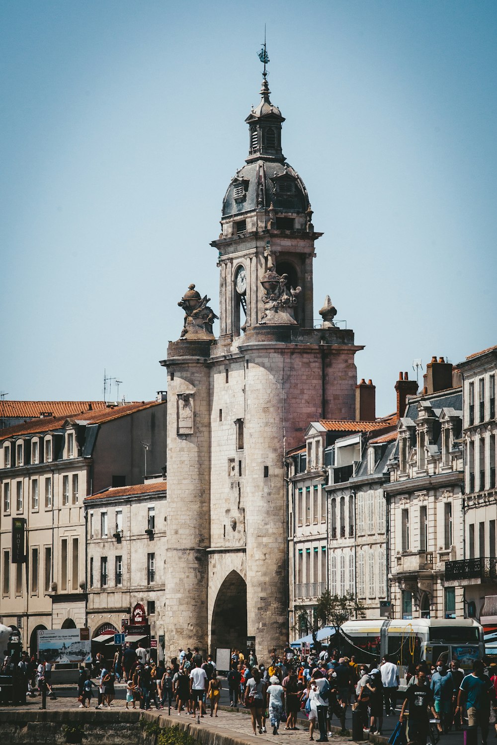 Edificio in cemento marrone e bianco