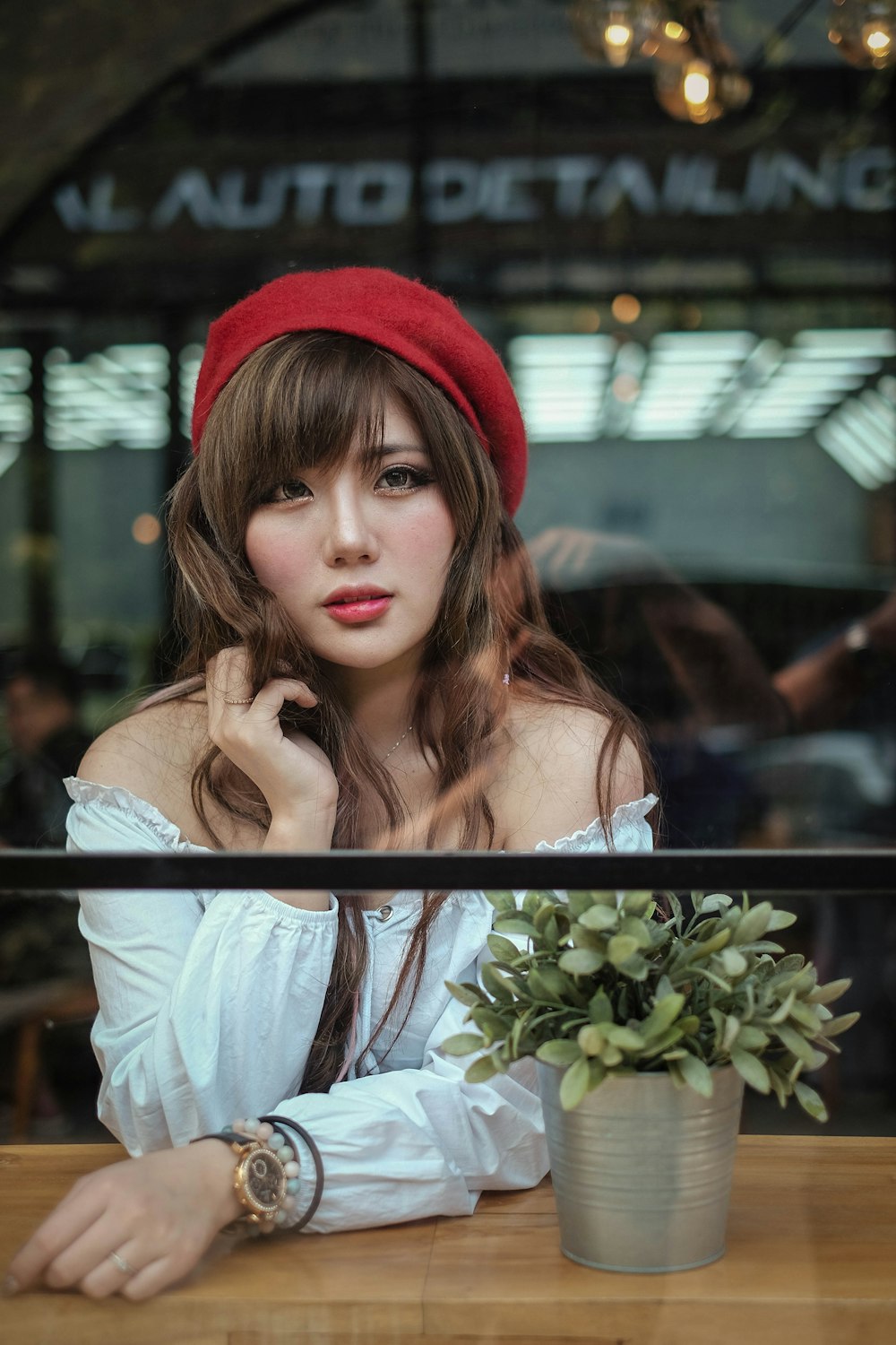 빨간 니트 모자와 흰색 긴 소매 셔츠를 입은 여자