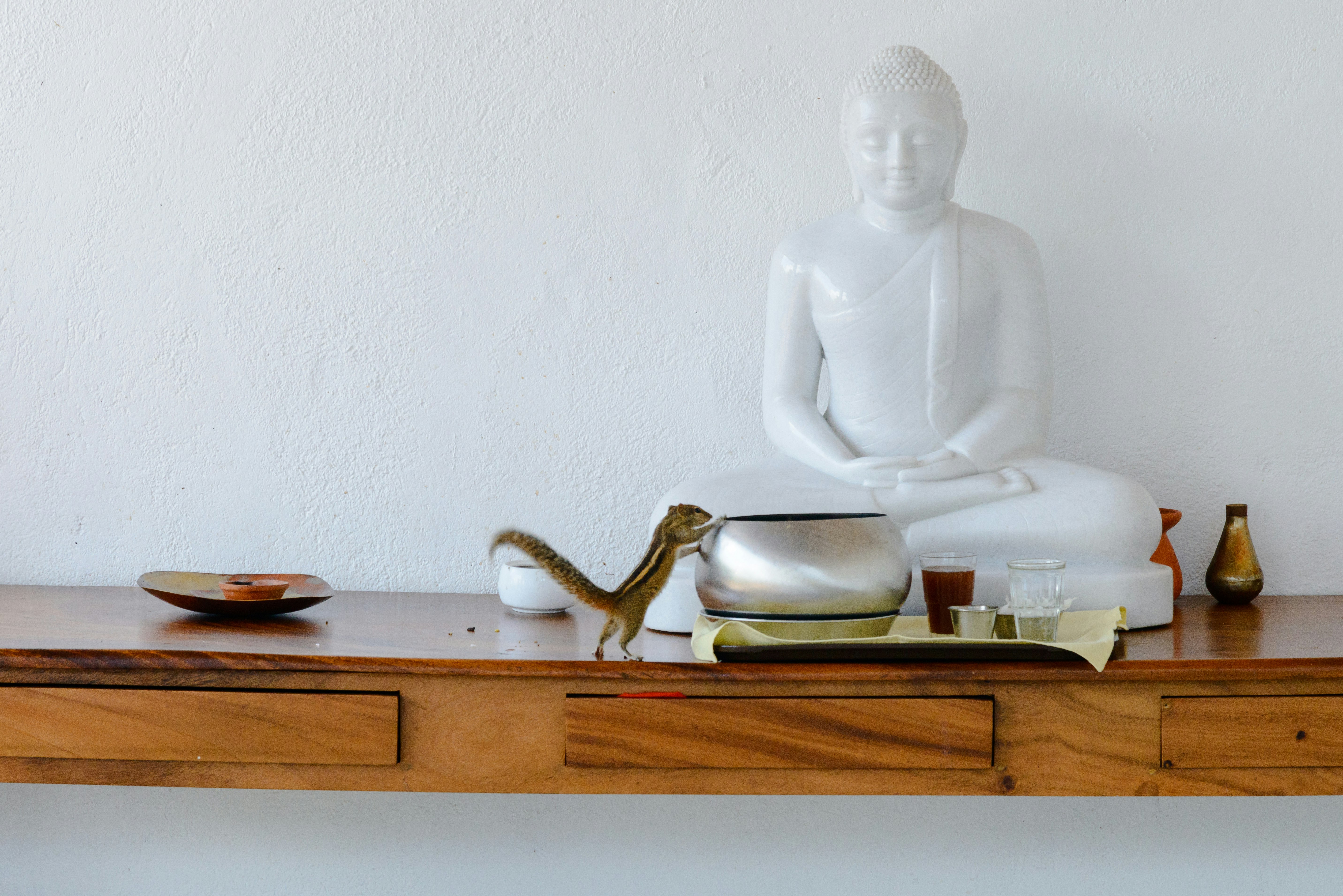 Figurine en céramique blanche sur une table en bois
