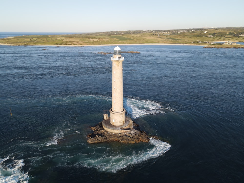 Torre de hormigón blanco en el mar durante el día