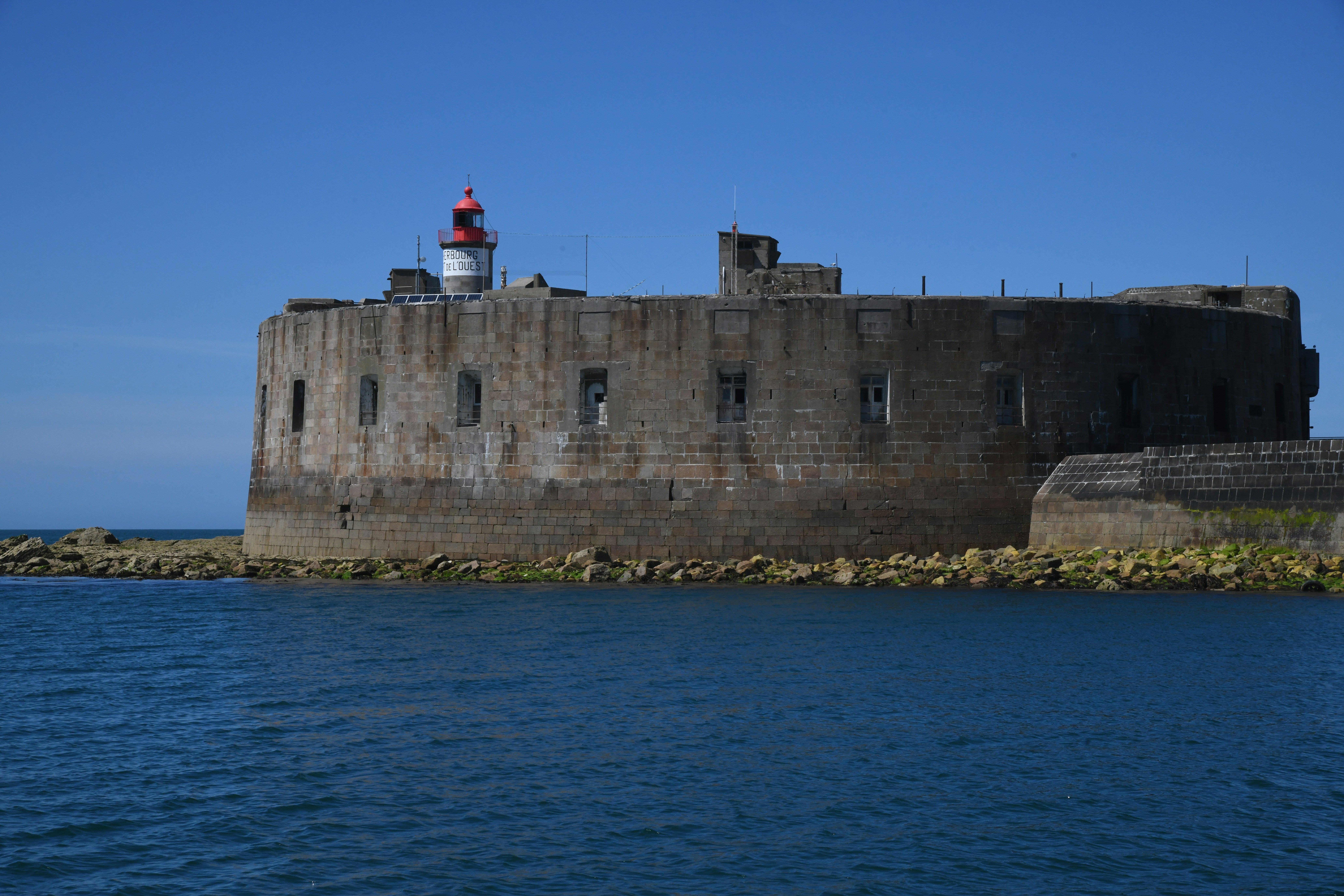 Fort à Cherbourg , mer calme et ciel bleu