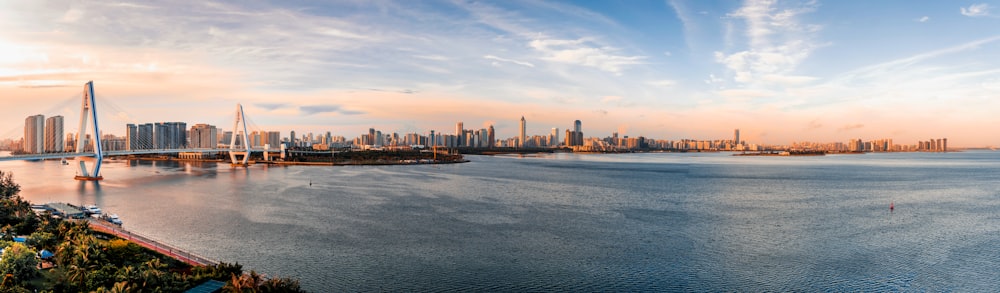 corpo de água perto de edifícios da cidade durante o dia