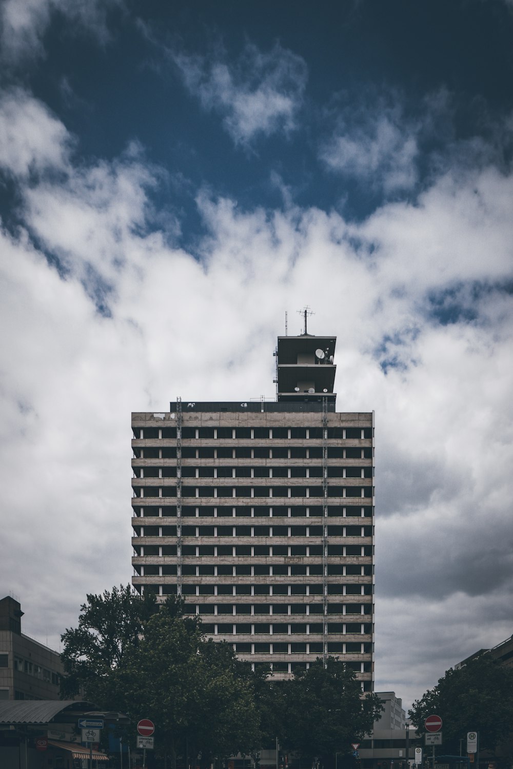 Bâtiment en béton brun sous le ciel bleu pendant la journée