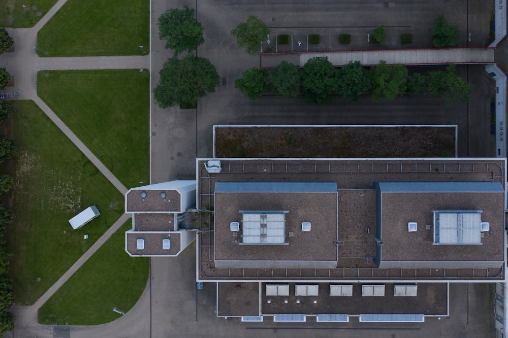 Vista aérea de un edificio de hormigón marrón y gris