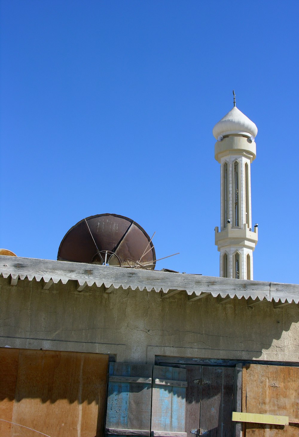 Bâtiment en béton blanc sous le ciel bleu pendant la journée