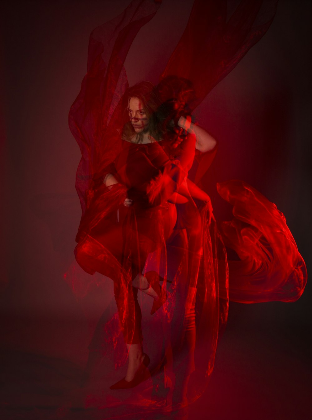 踊る赤いドレスの女性