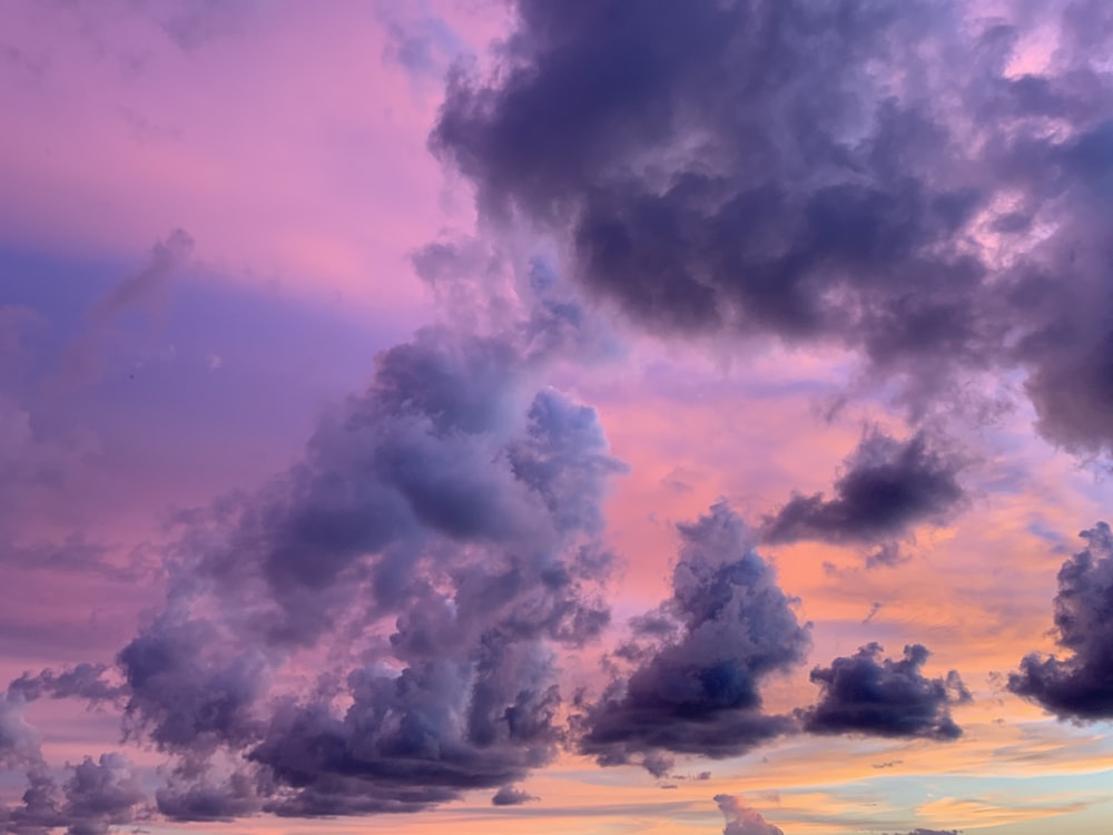 Nuages blancs et ciel bleu pendant la journée