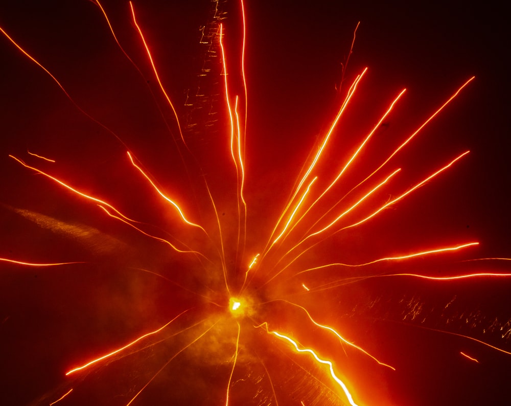 Rotes und gelbes Licht im dunklen Raum