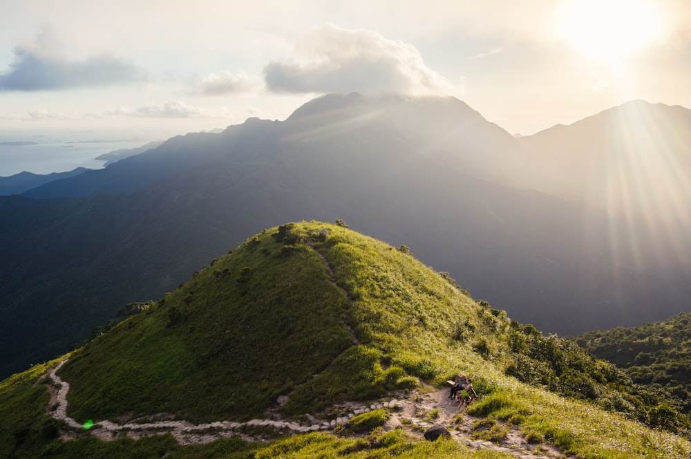 Grüner Berg tagsüber unter weißen Wolken