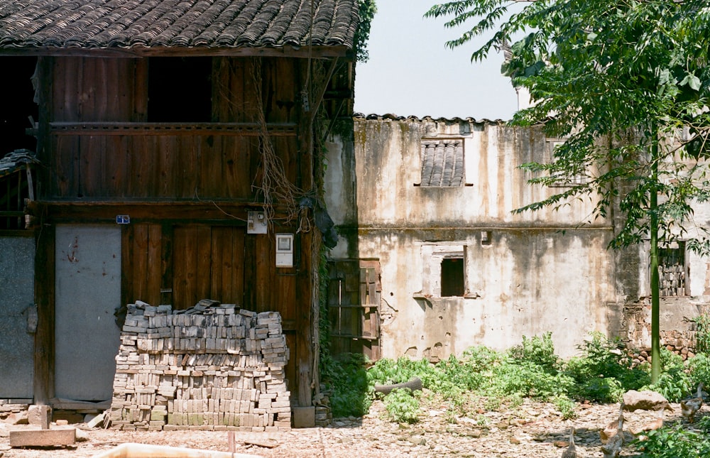 brown wooden house near green trees during daytime